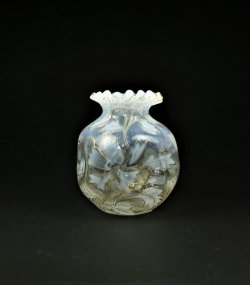 画像1: 花文オパルセントガラスの巾着型花瓶