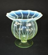 ヴァセリンガラスのケシの実型花器