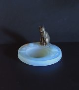 ブロンズの猫付きオパルセントガラスの灰皿
