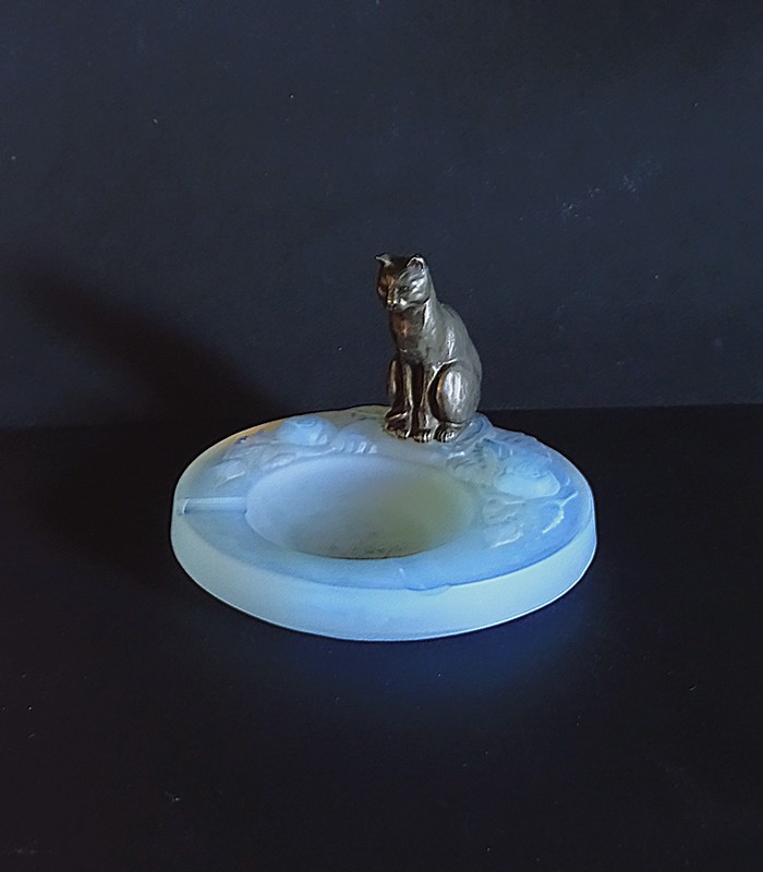 ブロンズの猫付きオパルセントガラスの灰皿