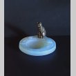 画像1: ブロンズの猫付きオパルセントガラスの灰皿 (1)
