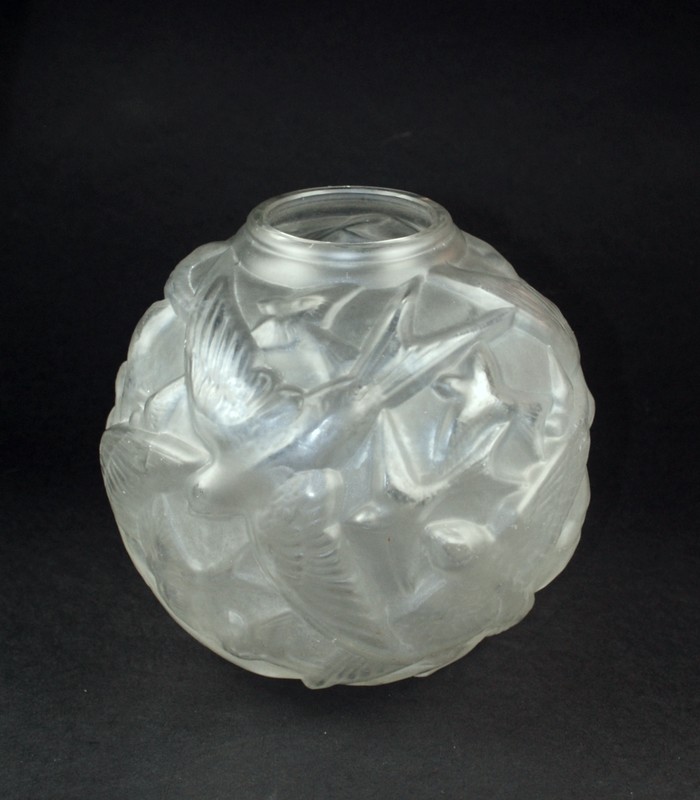 画像1: 【DELATTE】ドゥラット　燕文球形花瓶 (1)