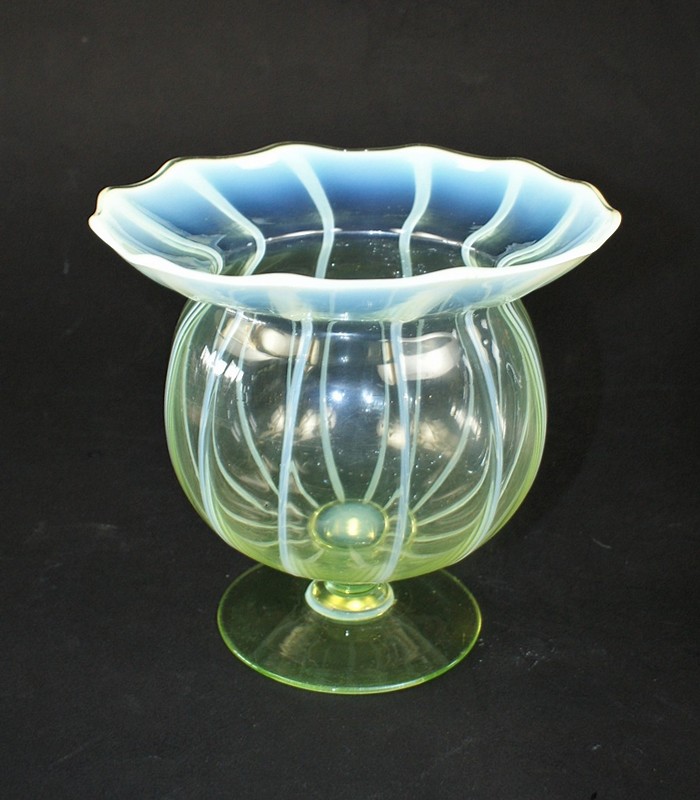 画像1: ヴァセリンガラスのケシの実型花器 (1)